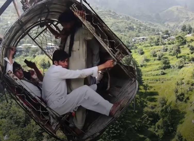 Atrapados en un teleférico y pendiendo de un hilo: el difícil rescate de ocho jóvenes en Pakistán