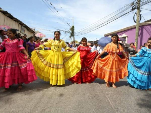 Los vibrantes atuendos utilizados para los grupos de danzas folclóricas fueron portados con orgullo y patriotismo por parte de las estudiantes de la Escuela 17 de Septiembre. Foto: Jimmy Argueta / EL HERALDO.