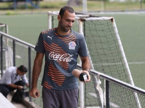 Fabio de Souza sorprendió a todos con su llegada al entrenamiento de Olimpia (Foto: Ronald Aceituno)