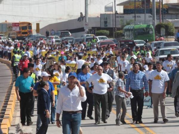 El desfile en los carriles del Trans 450 se inauguró con una caminata en la que participaron varios centros educativos.