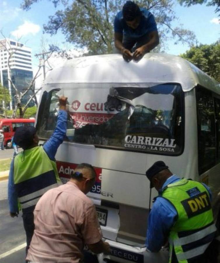 Tránsito retira publicidad de ventanillas de transporte público