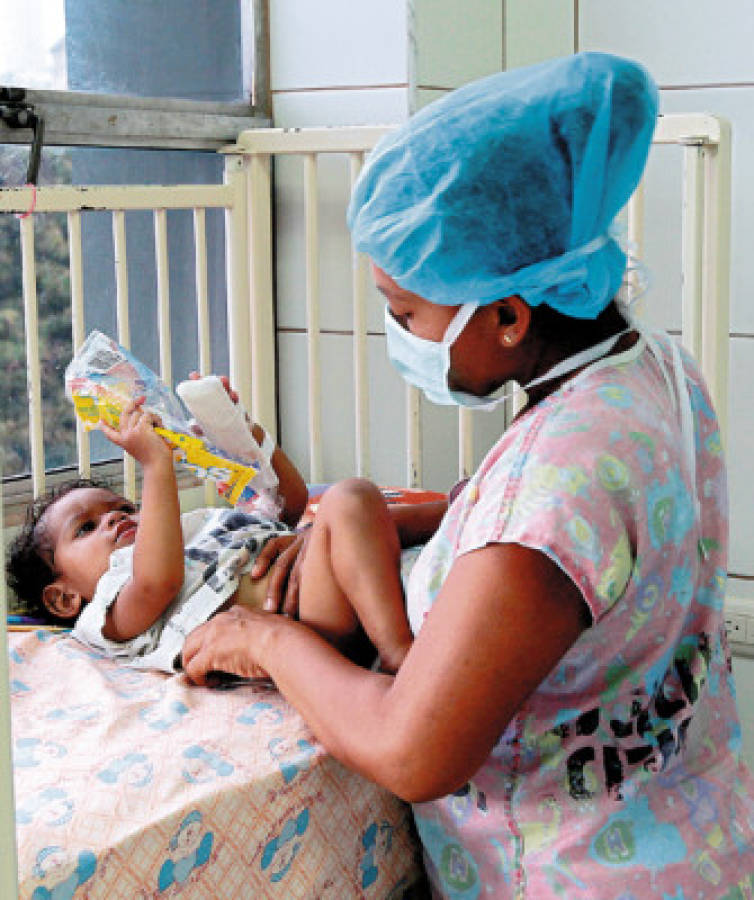 Abarrotada sala de niños quemados en el Materno Infantil de Tegucigalpa