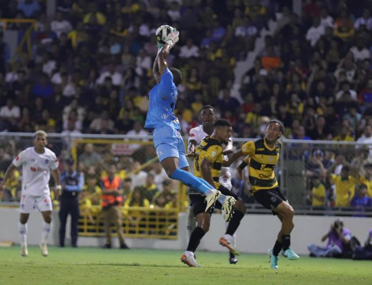 No se vio: Tristeza de jugadores de Olimpia, Menjívar ante la afición y llenazo en el Morazán