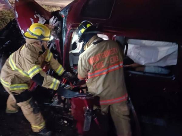 Momentos de angustia se vivieron la madrugada de este lunes en la carretera CA-5, a la altura del Aeropuerto Palmerola, cuando un conductor quedó atrapado entre amasijos de hierro tras colisionar contra un camión.