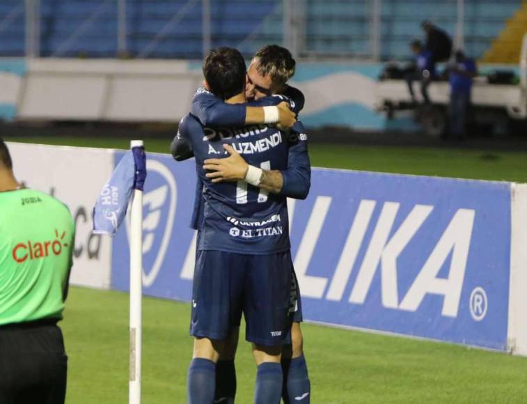 Beso de Auzmendi a aficionada y el niño que debutó con el Motagua