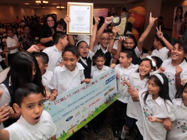 La escuela Ramón Rosa No.2 celebra el reconocimiento y el premio de Escuela Amigable con el Ambiente.