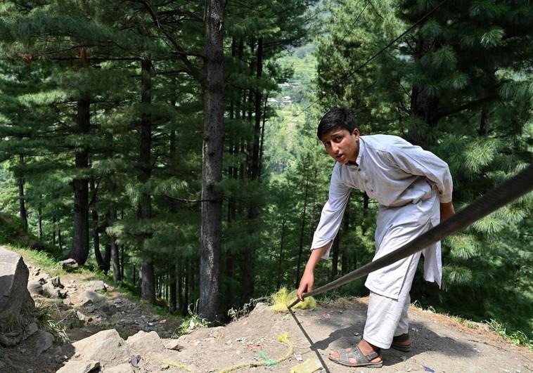 Atrapados en un teleférico y pendiendo de un hilo: el difícil rescate de ocho jóvenes en Pakistán