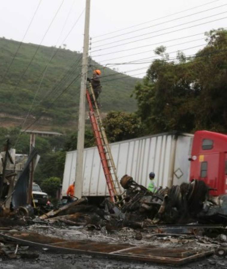 Un kilómetro se extendió voraz incendio de pipa de combustible