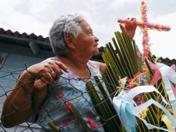 Cada 3 de mayo Honduras celebra el Día de la Cruz, una festividad con raíces religiosas y culturales que evoca el sacrificio de Jesús en la cruz, por lo que no es raro ver en algunas casas cruces decoradas con papelillo colorido en esta fecha. Pero, ¿cómo surgió esta tradicional práctica?