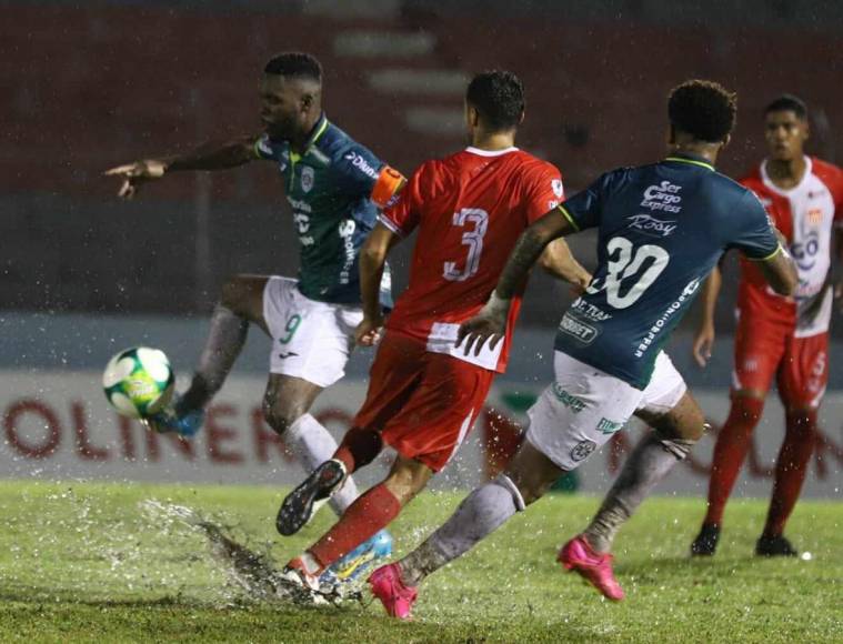 A oscuras y bajo la lluvia: los sinsabores que dejó el Vida vs. Marathón