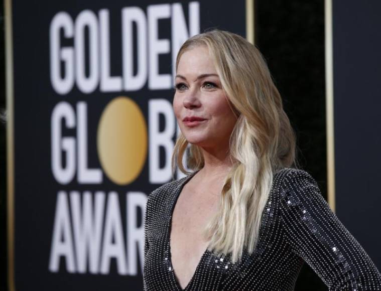 Christina Applegate relata lo duro que es vivir con esclerosis múltiple: “Los bastones son parte de mi nueva normalidad”