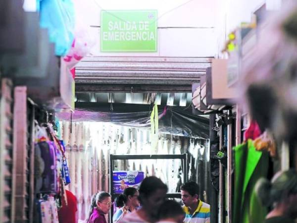 En el mercado Colón se han instalado rótulos que indican la ruta de evacuación que deben seguir las personas en caso de una emergencia.Foto: David Romero/EL HERALDO