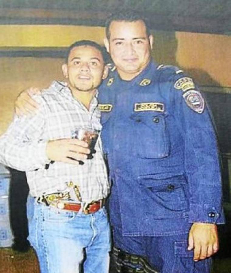 La imagen, que fue publicada el 21 de septiembre de 2015, luego de ser encontrada en un allanamiento, el subcomisario Neptaly Alexander Aguilar aparece departiendo con Mario Rojel Urbina Miranda.