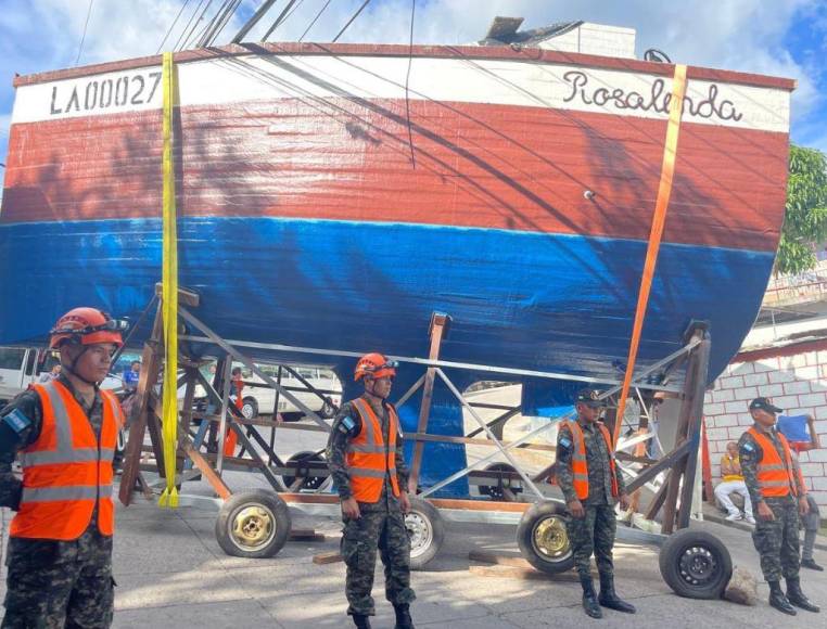 Continúa la odisea de Rosalinda, el velero varado en El Reparto que busca salir al mar