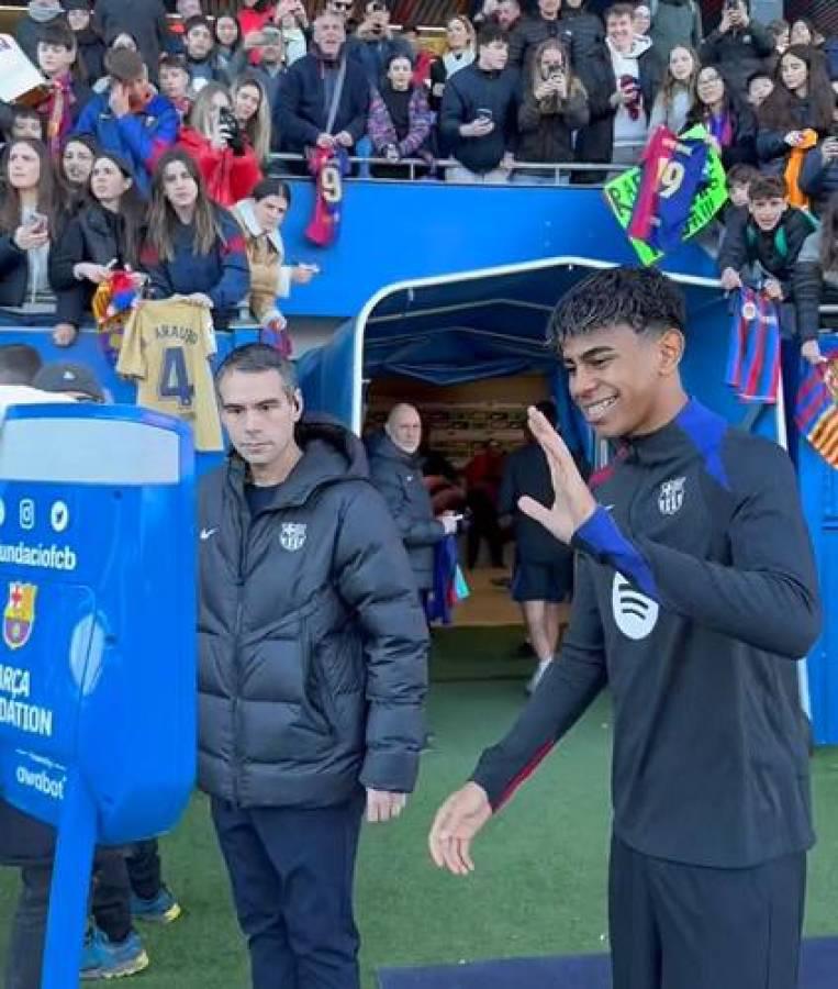 Barcelona abre las puertas en entrenamiento y llegan miles de aficionados