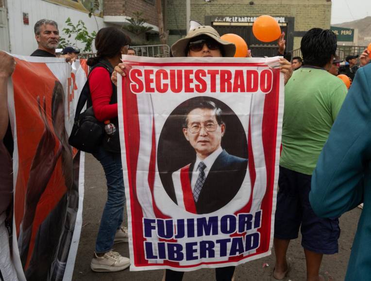 Alberto Fujimori sale de prisión y se reúne con sus hijos