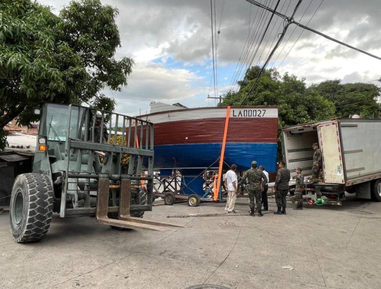 Continúa la odisea de Rosalinda, el velero varado en El Reparto que busca salir al mar