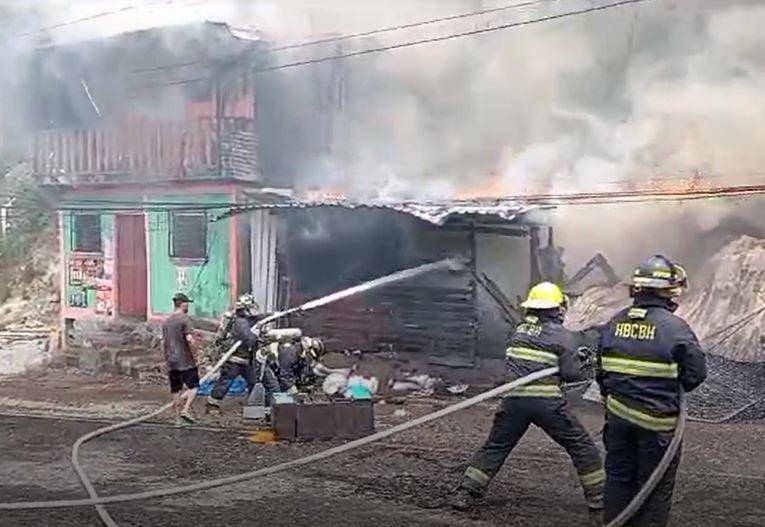 Las imágenes del incendio que consumió tres viviendas en colonia El Progreso