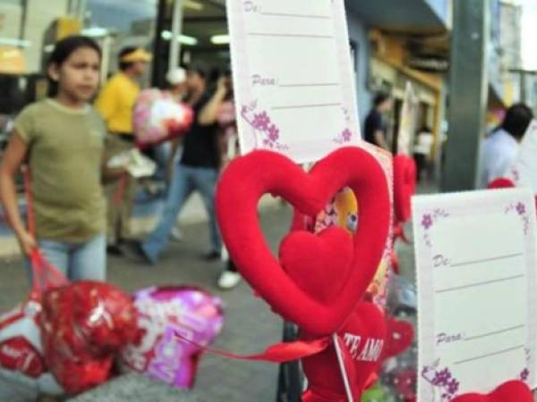 Además, este será un día del amor atípico, donde un metro de distancia y una mascarilla estarán interpuestas para evitar la propagación del covid-19. Foto: El Heraldo,