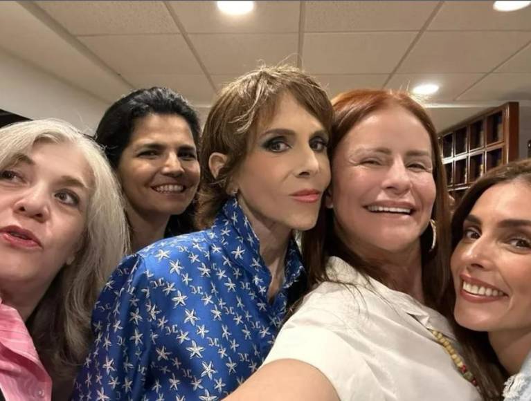 Los fotos que Rebecca Jones compartía con sus fans: niñez, cáncer y en los camerinos