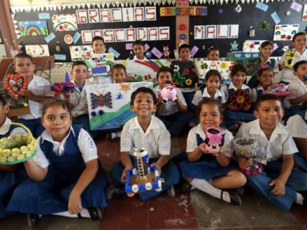 Estudiantes de la Escuela Doctor Esteban Mendoza, a través de un vistoso cartel, envían las gracias a Cascadas Mall.