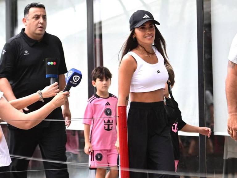 En fotos: Messi y Antonela Roccuzzo causan revuelo en Argentina tras debut de su hijo