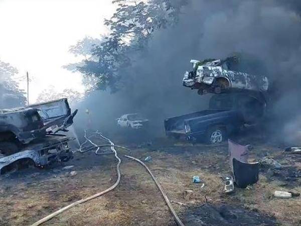 Unos 33 vehículos que habían sido decomisados quedaron destruidos en el sector de Coxen Hole, Roatán, cuando un incendio se desató frente al desvío de Cañaveral en un predio de la posta policial.