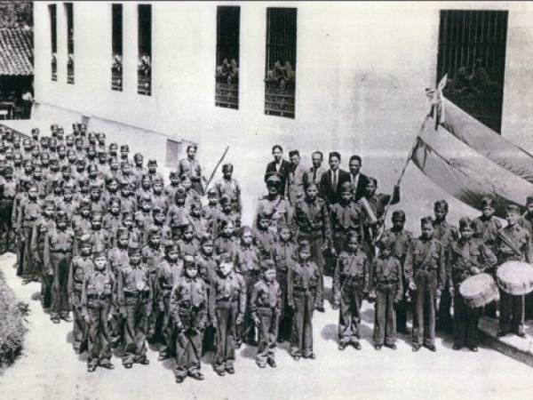 Pelotón de alumnos se dispone a marchar sobre las calles de Tegucigalpa rumbo a la estatua ecuestre del general Morazán.