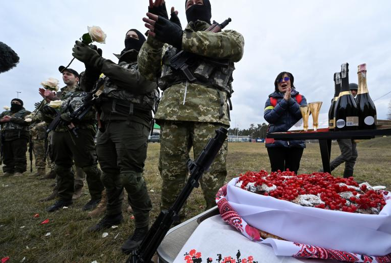 ¡Amor en medio de la guerra! Soldados ucranianos se casan mientras combaten a Rusia