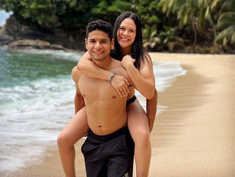 Carlos Pineda revela que jugador le quiso enamorar a su esposa
