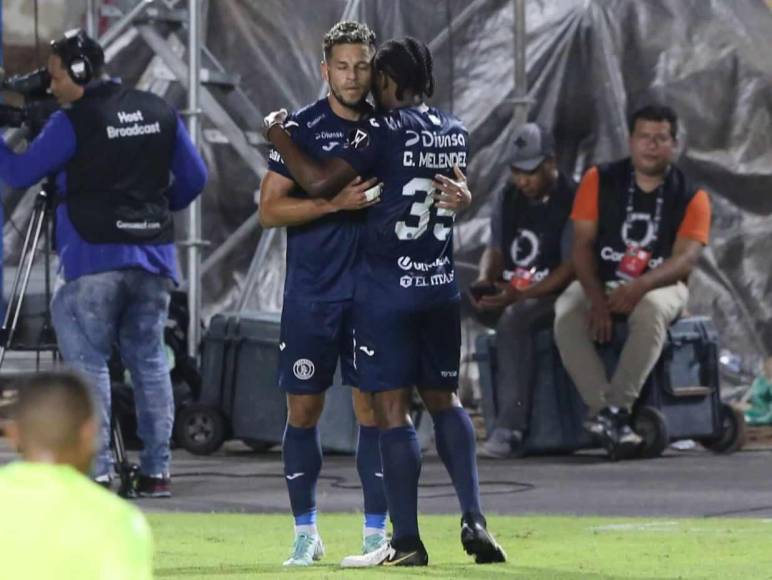 Auzmendi manda beso a su novia en las gradas y la fiesta de Motagua en el Nacional