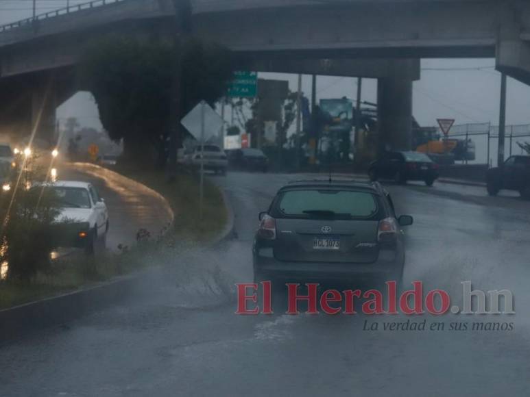 Onda tropical que se desplaza sobre Honduras deja intenso aguacero sobre la capital (Fotos)