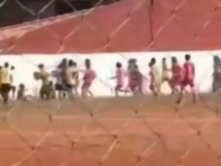 Matan a patadas a joven futbolista en medio de un partido