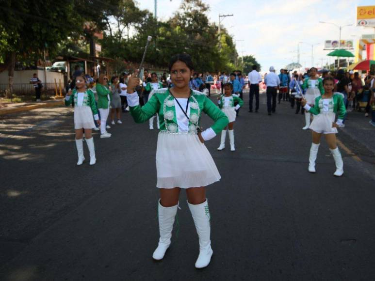 Pequeñas palillonas rinden tributo a la patria en desfiles en la capital