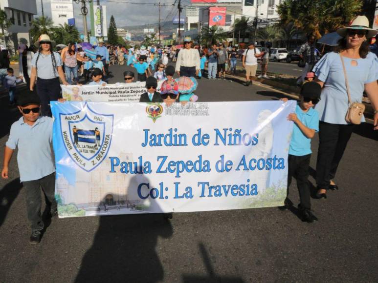 Alumnos de educación prebásica y básica derrochan patriotismo y ternura en las calles de la capital