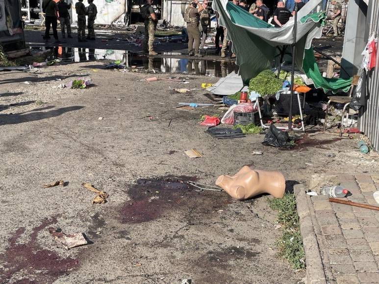 Unos 17 muertos deja nuevo ataque ruso en un mercado de Ucrania