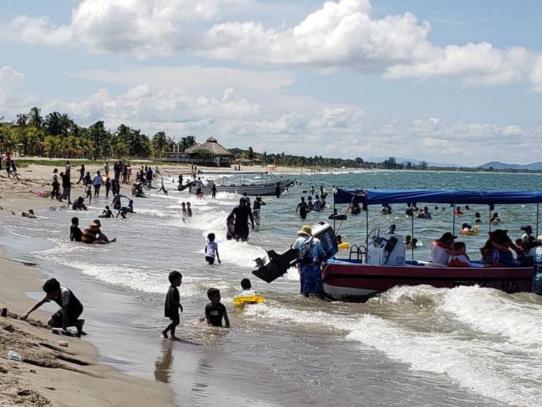 Sol y arena: así despiden hondureños el Feriado Morazánico en playas de Tela