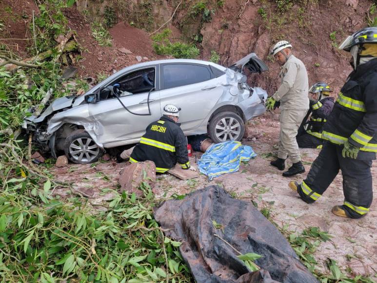 Las imágenes del fatal accidente vial donde murió una empleada de Hondutel en Valle de Ángeles