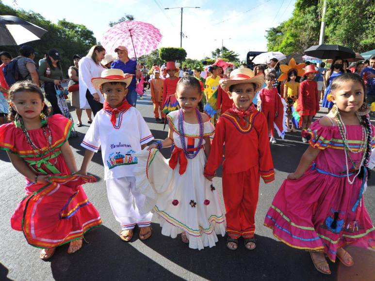 Trajes reciclados, mimos y Barbies: curiosidades que dejaron desfiles patrios de los centros básicos