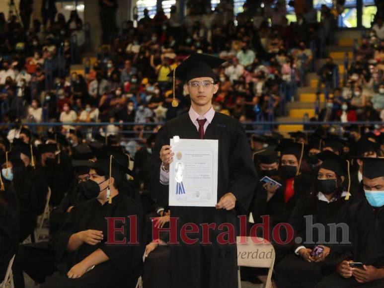 Con orgullo y emoción arrancó la segunda jornada de graduaciones de la UNAH