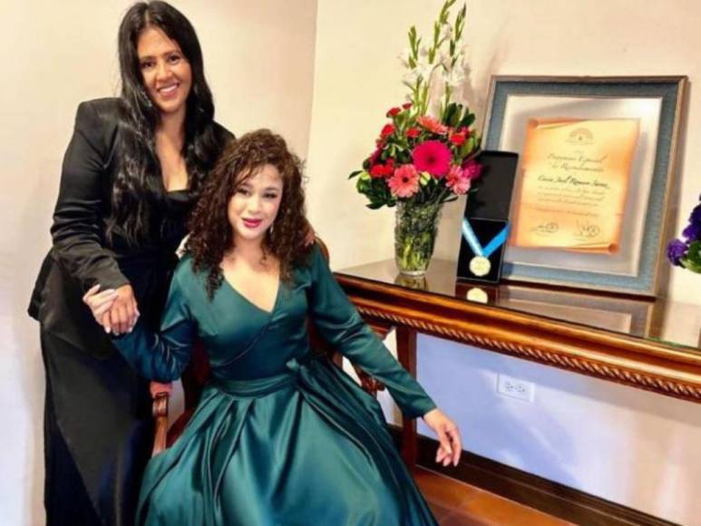 Ella es Reina Leticia Sáenz, la madre de Cesia Sáenz, que cautiva por su elegancia en redes sociales