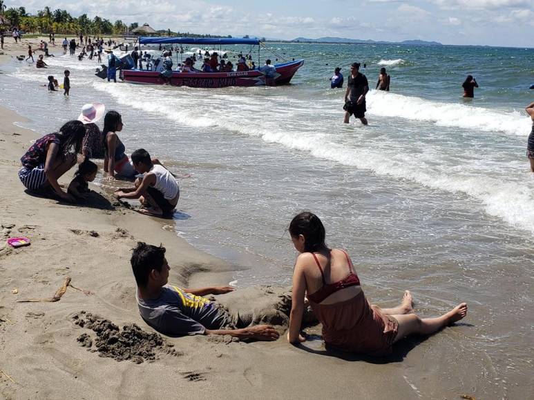 Sol y arena: así despiden hondureños el Feriado Morazánico en playas de Tela