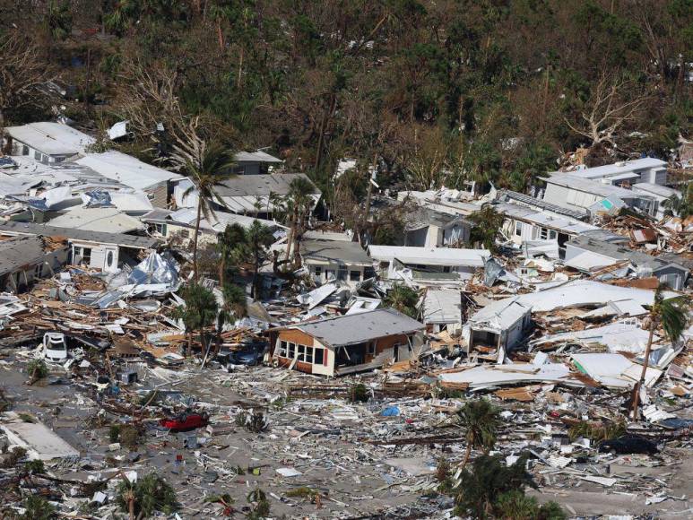 El huracán Ian deja miedo, inundaciones y árboles caídos en el suroeste de Florida