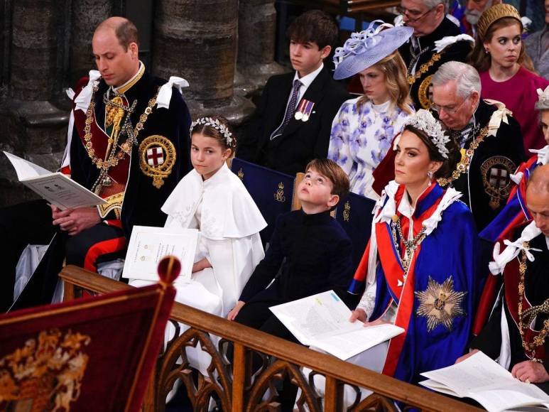 Bostezos, risas y gestos: príncipe Louis se convierte en el protagonista de la coronación de Carlos III