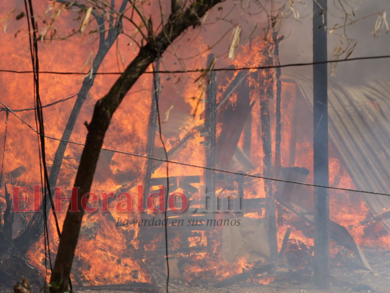 Las impactantes imágenes que dejó incendio de vivienda en Tegucigalpa