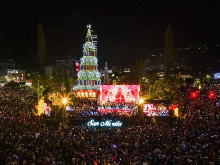 El Salvador enciende árbol navideño gigante iniciando temporada navideña