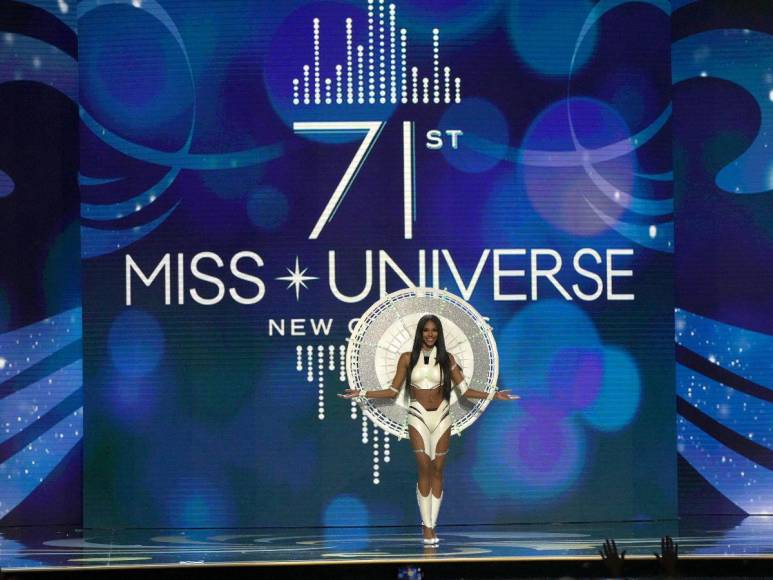 Patriotismo y elegancia en el desfile del traje típico de las candidatas al Miss Universo 2022