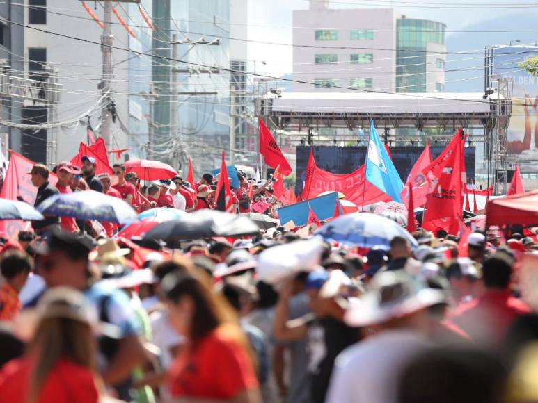 “Xiomara no está sola”, simpatizantes de Libre exclaman frente a Casa Presidencial