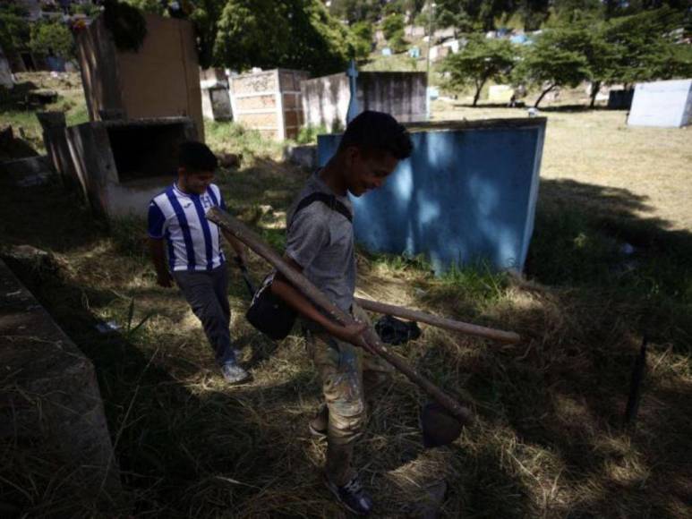 Con flores, coronas y hasta camisetas capitalinos acudieron a cementerios por el Día de Difuntos