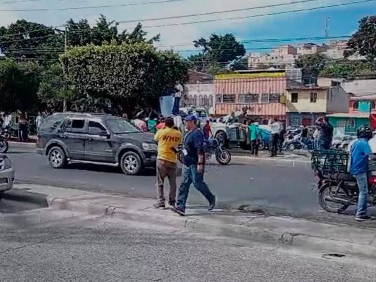 Accidente en bulevar FFAA: Dos heridos, 11 vehículos afectados y negocios destruidos